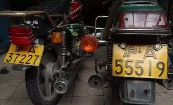 偶遇两辆老式摩托车主:车上的两块车牌能买一