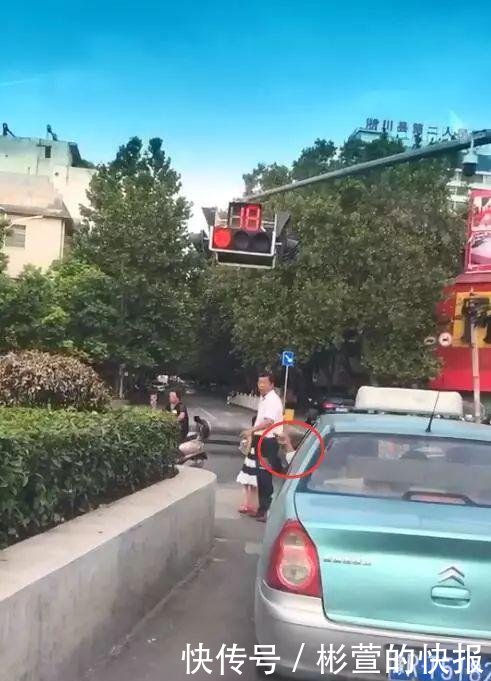 淅川老街桥头十字路口豫RT5182出租车绿灯停车下人