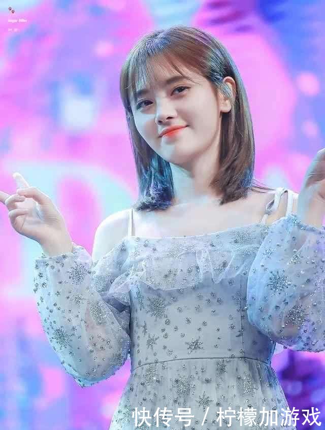 看完鞠婧祎的淡蓝色露肩装,再看古力娜扎,可爱