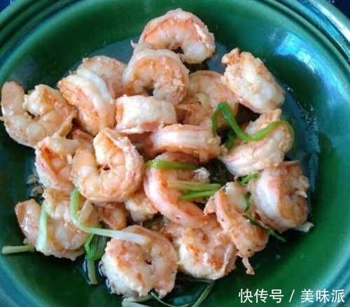 带女友头次回家,女友准备好礼还帮忙做饭菜,妈妈让我和女友分手