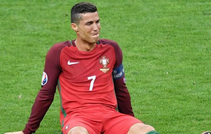 C罗的粉丝要疯了,梅西都比不上他,不愧是最强