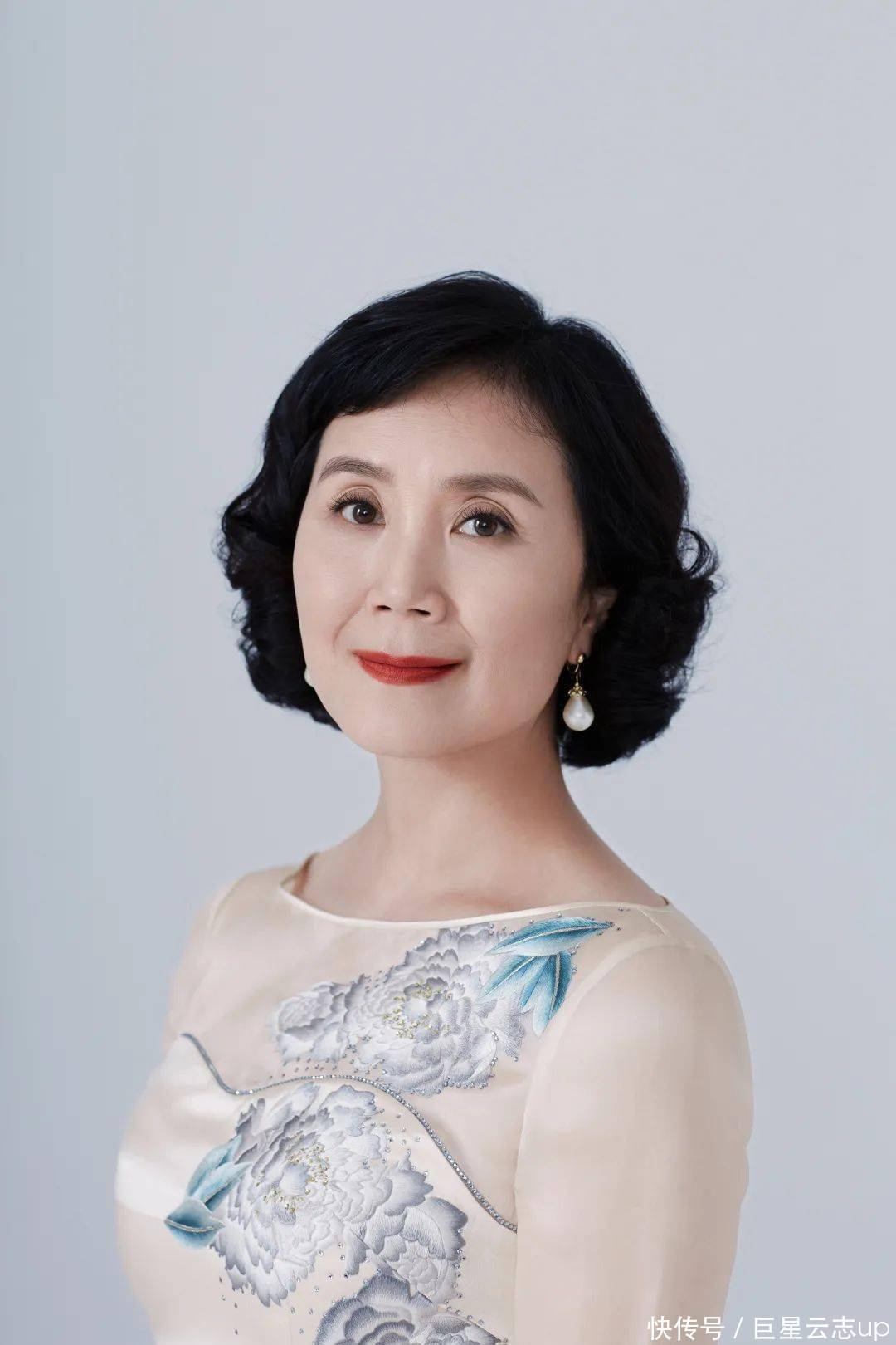 剧中扮演金八仙老板娘的吴爱艺,是女歌手吴莺音的孙女。说起吴莺音,想