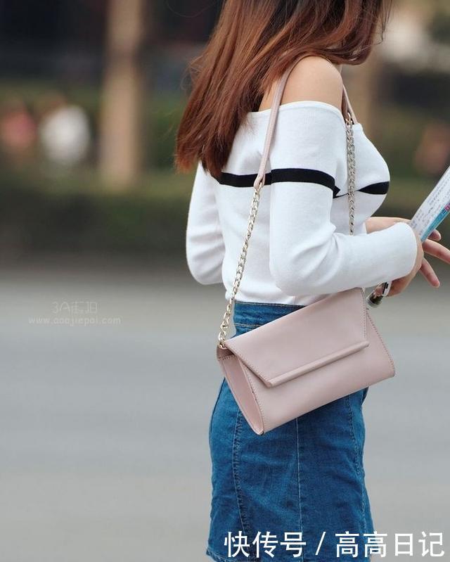 街拍吊带紧身牛仔短裤, 皮肤白皙,身材别致