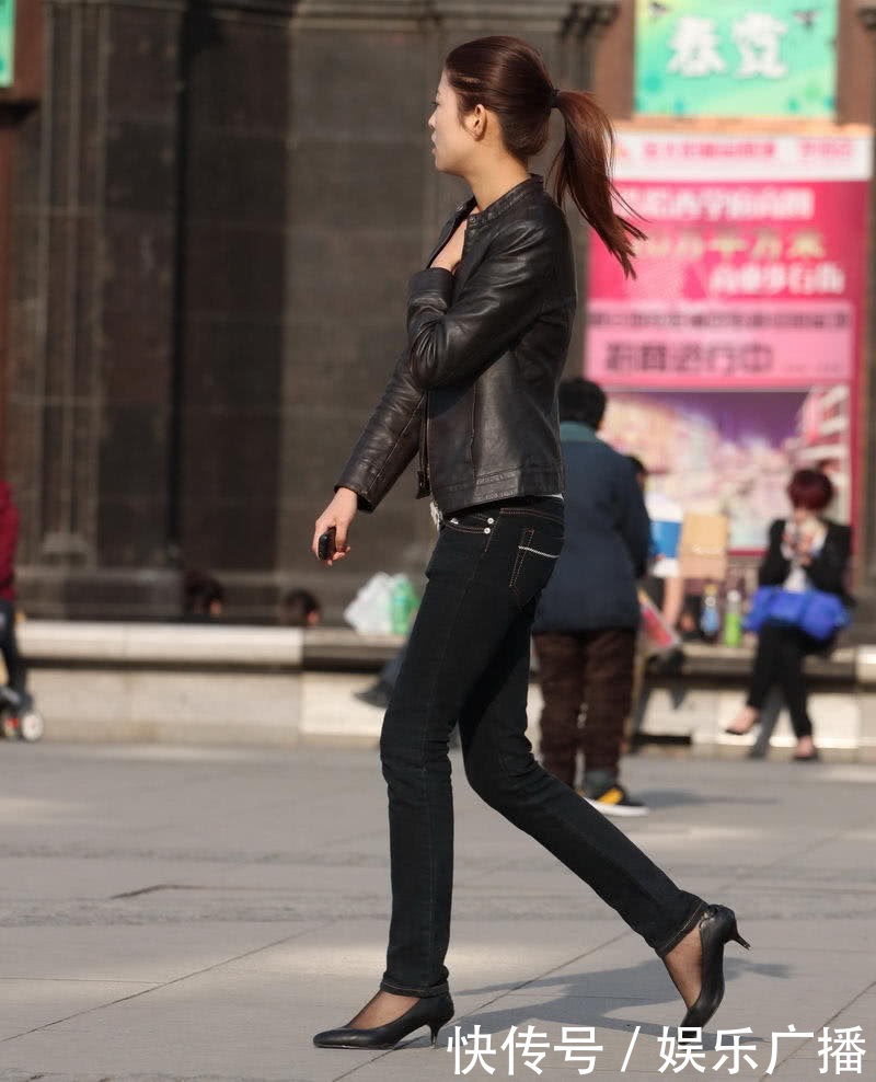 街拍:黑色牛仔裤美女,搭配高跟鞋,特别的有气质