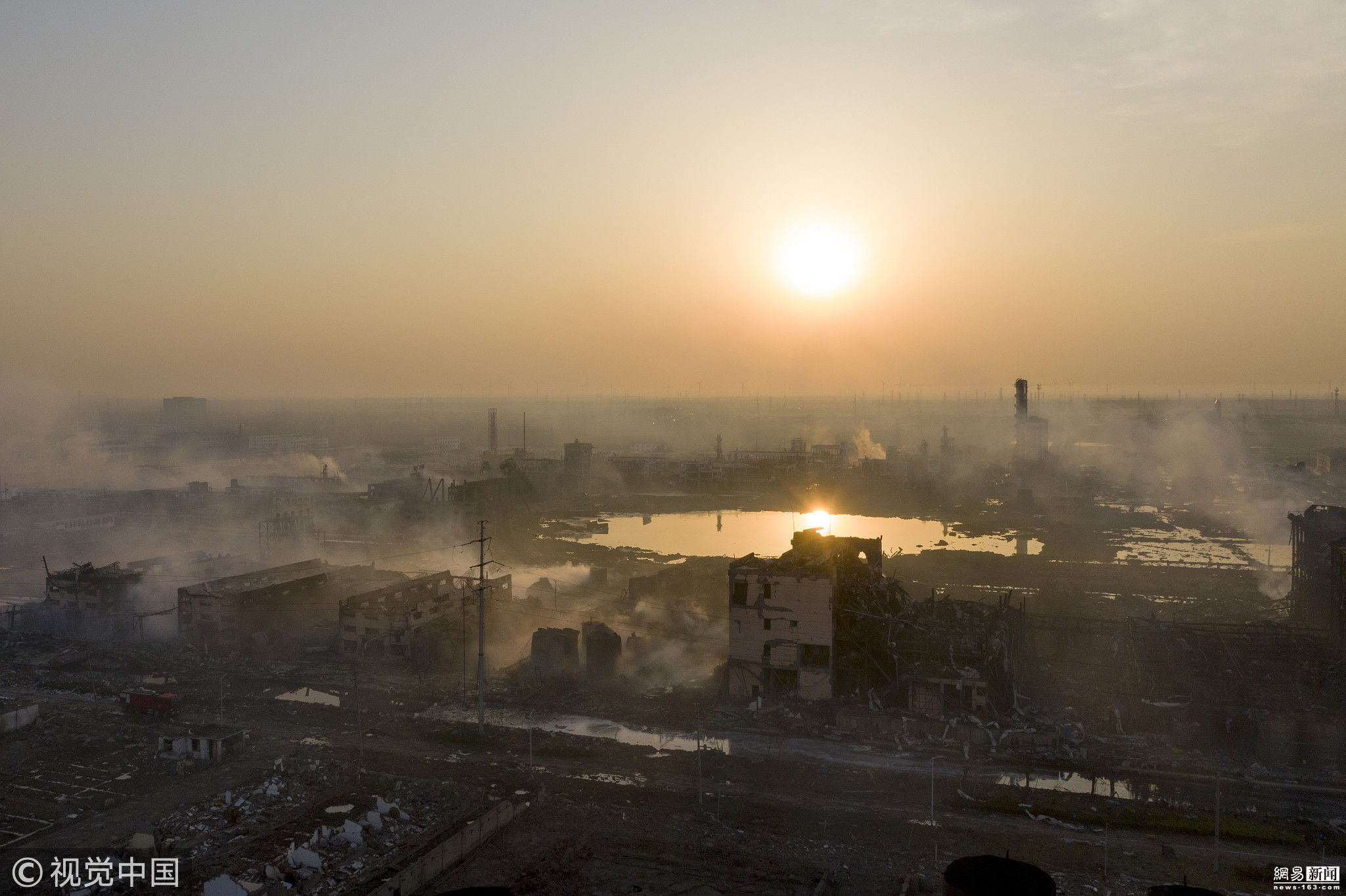 浓烟散去响水爆炸核心区现巨坑直径超百米