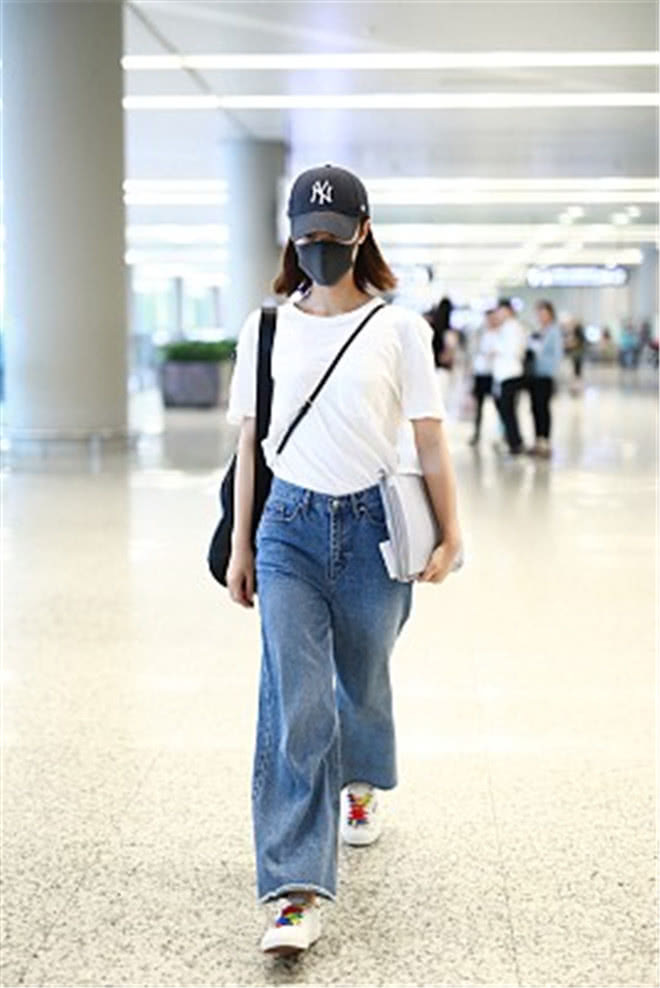 蓝莹莹街拍:白T恤搭牛仔阔腿裤,白色球鞋清爽