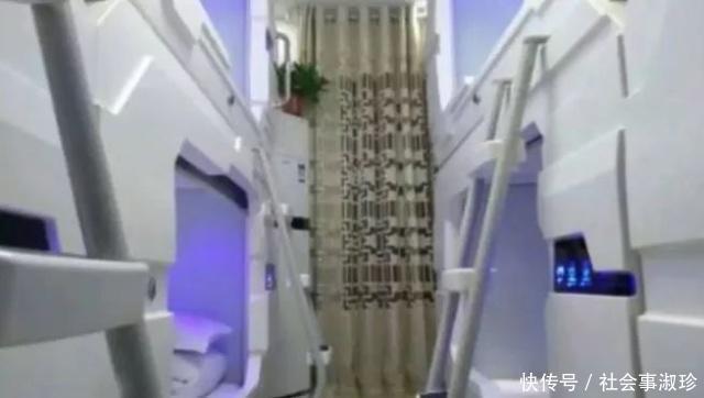 底部住进女孩感觉,半夜总旅馆身边多出一只手主题小女生图片