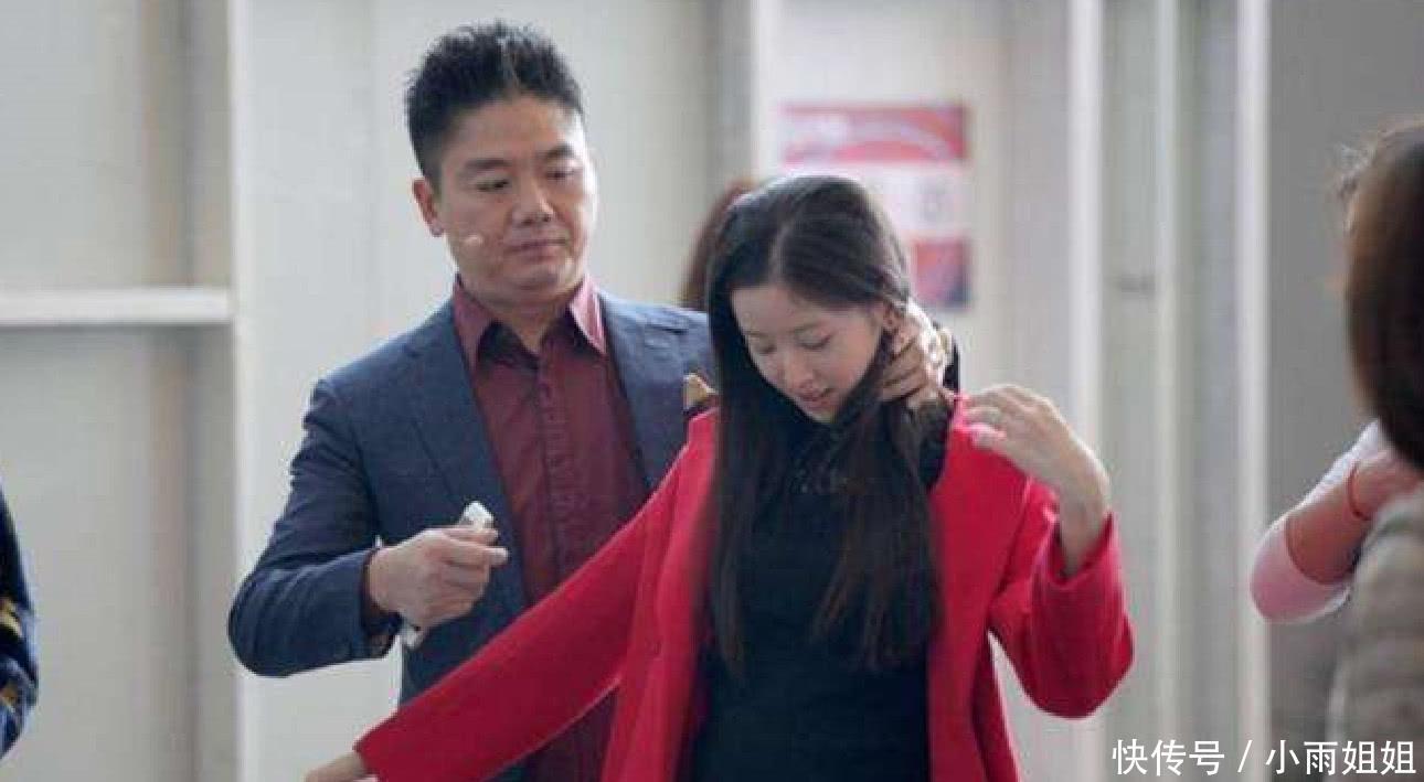 刘强东章泽天合体现身,有谁注意到刘强东手部