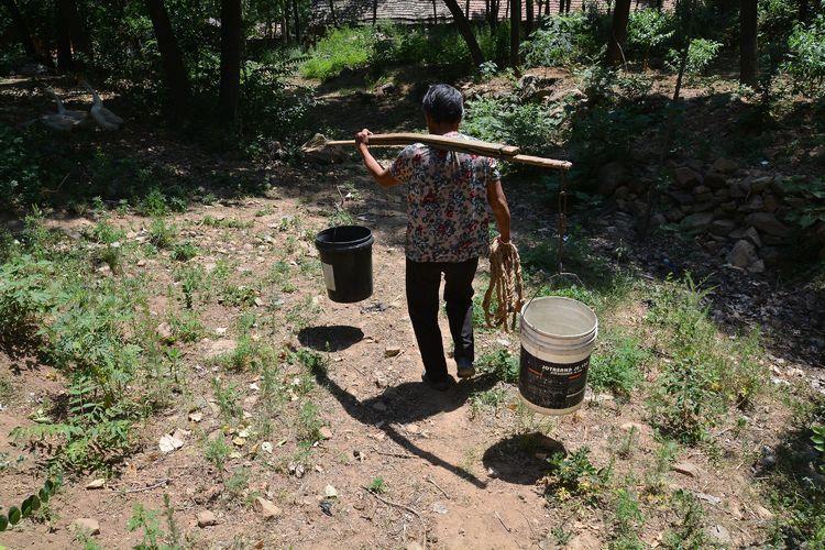 兄妹俩同时做梦梦到母亲在床边找东西, 把床拆