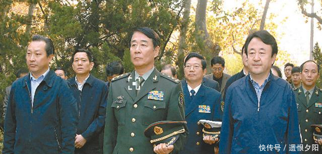 他先从政后从军,12年从副省长跨升中将,背景相当罕见!