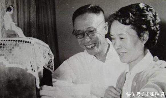 1962年溥仪带夫人重游故宫，碰见一个白发老头，却让溥仪脸色大变