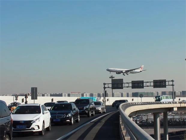 美国亚特兰大国际机场在\＂世界最繁忙机场\＂评选活动中位居首位