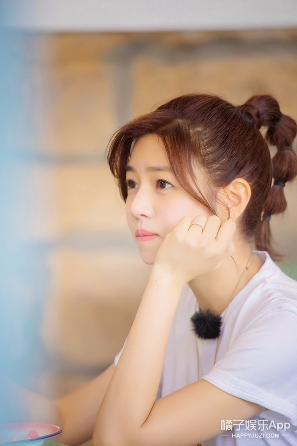 陈妍希的马尾辫和小圆脸仿佛再度回到了《那些年》的沈佳宜