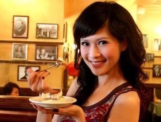 与冯小刚深陷夜宿门后事业家庭尽毁，这位女主持放飞自我周旋于多位富豪男友之间