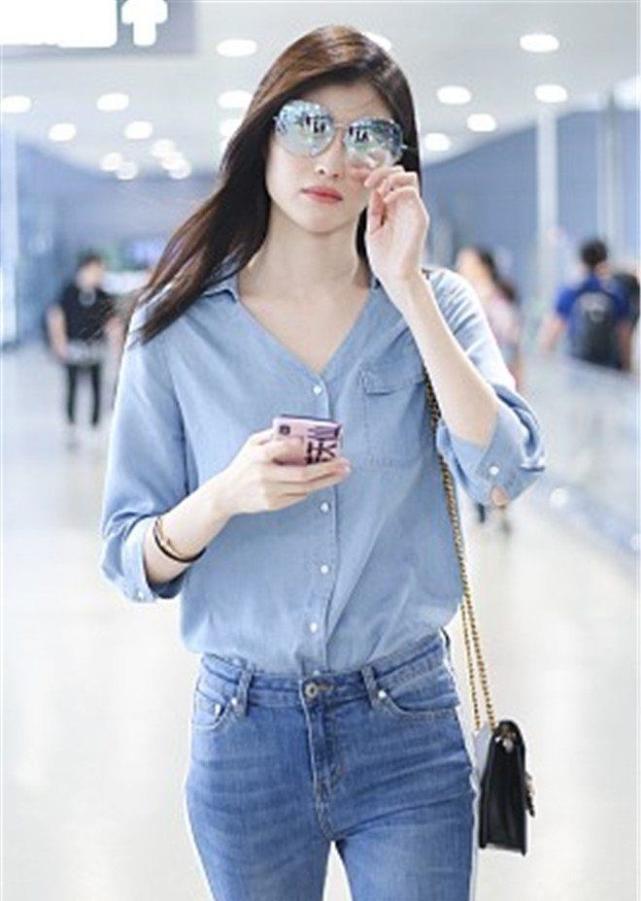 何女生何穗身穿深V图片+头像牛仔裤,亭亭玉衬衫仙姑情侣猫卡通紧身带头像图片