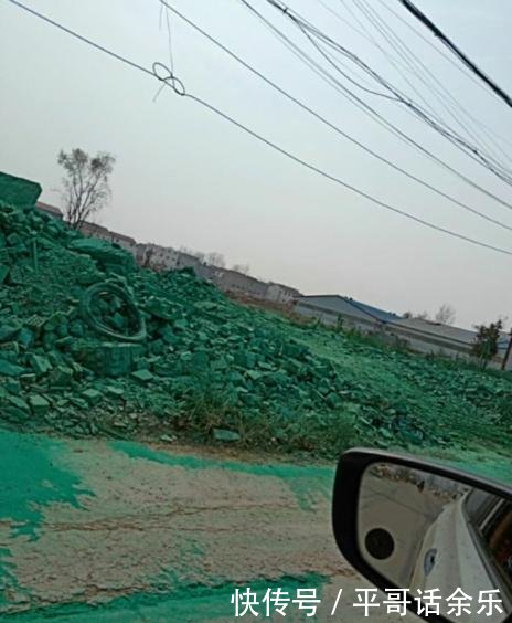 河南兰考环保扬尘处理出新招,公路两旁喷绿漆