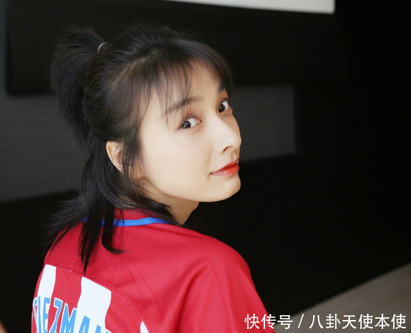 吴昕又见潘玮柏,看似放下,但这动作却出卖了她