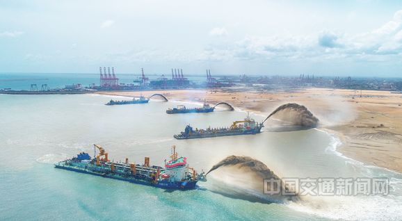 四艘大型耙吸船助力斯里兰卡科伦坡港口城项目建设