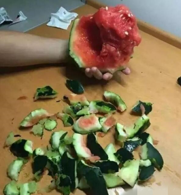 幽默笑话:赶紧拍完照,把扫帚还给我,我还要打扫