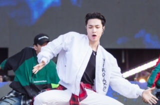 张艺兴成首位登上芝加哥音乐节华人 霸气演唱中文歌曲