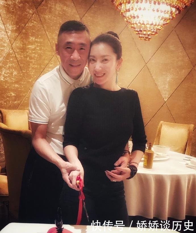 章子怡嫂子发文庆祝结婚13周年,章子男紧搂着