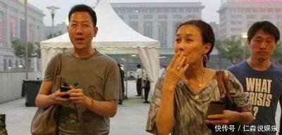 岁那英近照,与赵薇、汪峰片场烟不离手,素颜邋