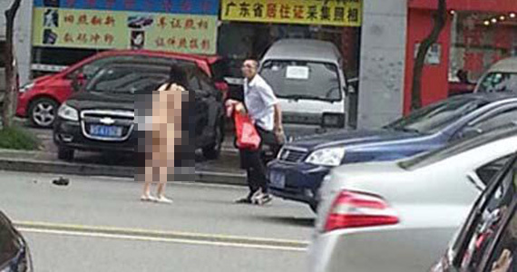 情侣吵架脱光衣服图片