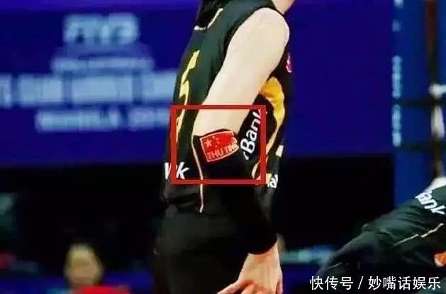 朱婷当今中国女排的领军人物,手挡日本标识,这