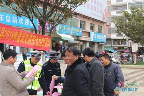 安远交警深入汽车站开展平安春运宣传活动