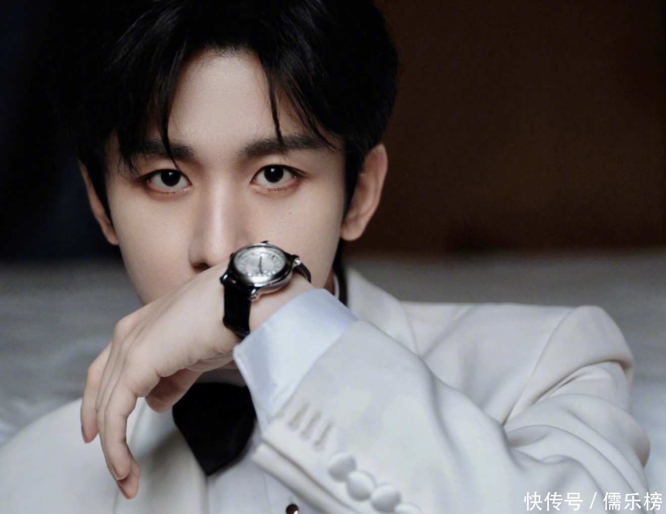 微博之夜奖项疑内定，分别由成毅白鹿两人获得，冯小刚曾曝过业内各大奖项内幕- 360娱乐