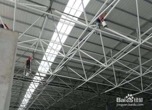 钢结构的房子为什么会晃来晃去(钢结构的房子为什么会晃来晃去的)