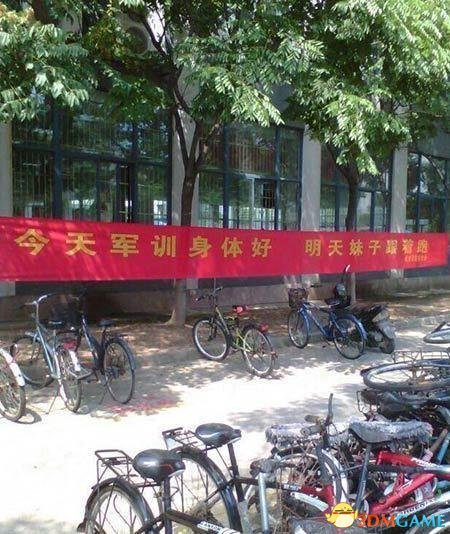 周四新一期福利内涵囧图 美女打架把衣服打没了