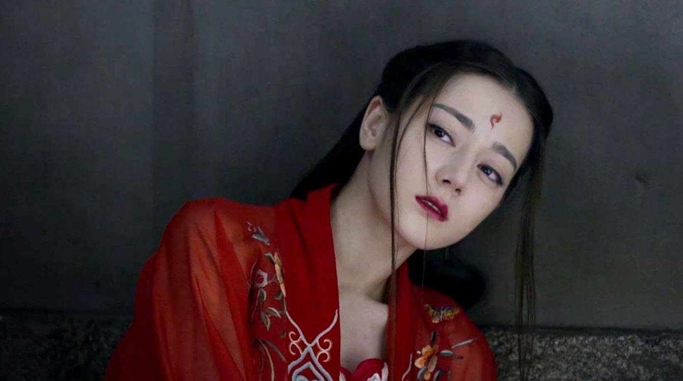 迪丽热巴2岁童年照曝光, 网友: 一看家境就不一