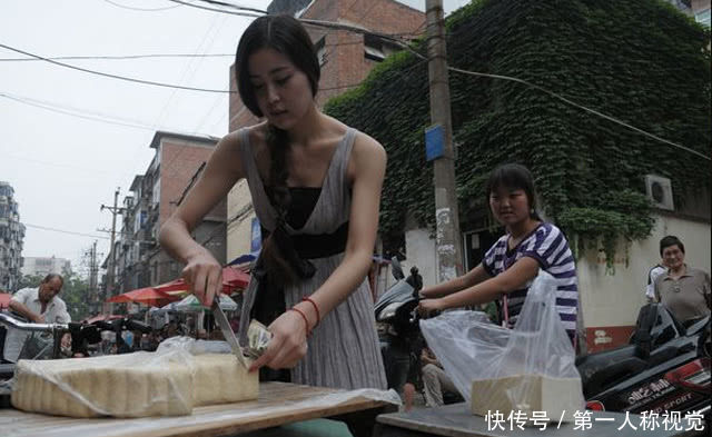 女子在街上卖豆腐，生意非常火爆，知道原因后大家都愤怒不已