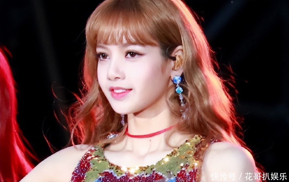 Lisa早年合照曝光，粉丝赞她五官大但脸小，是艳丽精致的妈生好脸 - 360娱乐，你开心就好