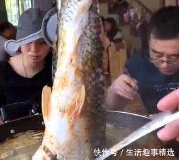 公司聚餐吃火锅,服务员在大庭广众之下这样上菜,他羊肉怎么上!