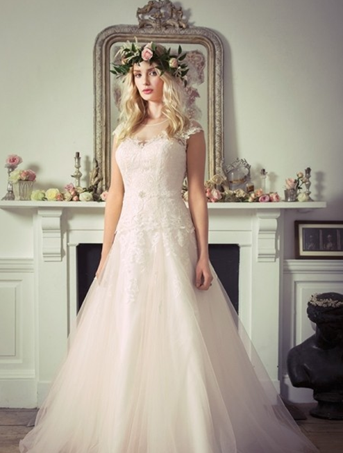 薇拉婚纱礼服_战双薇拉图片(2)