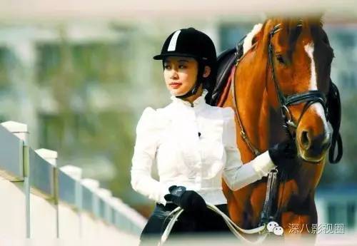 胸太大的终极烦恼,估计很多女明星一辈子都体会不到吧