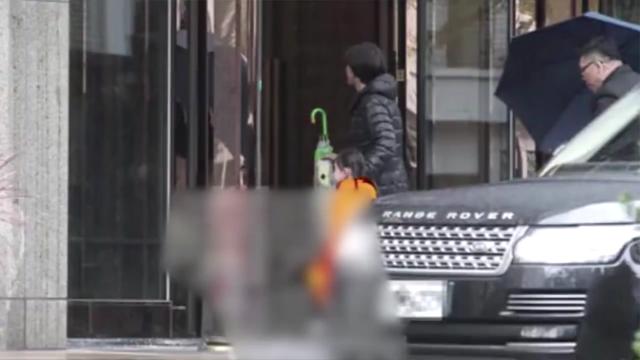 大S女儿竟长这么大了!小玥儿背着书包台北上学