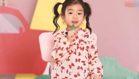 lucky接受采访吐槽爸爸让她罚站,全程好动给她