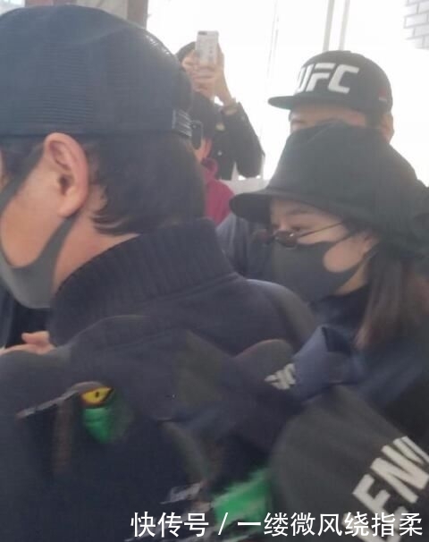 赵丽颖产后首现身成焦点,被问儿子一脸喜悦,她