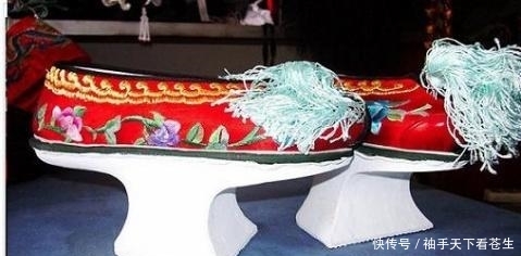 在中国清朝,女子就已懂得穿高跟鞋,鞋子比现