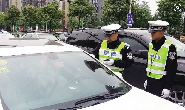 汽车“黄绿标”或将取消，再也不用躲交警了？网友：高兴太早！