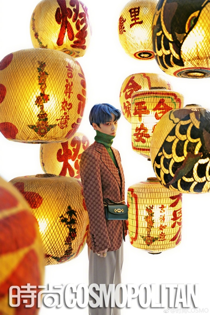 李宇春一头蓝发登杂志封面 “红脸蛋”造型新奇可爱(图3) 李宇春一头蓝发登杂志封面 “红脸蛋”造型新奇可爱(图3)