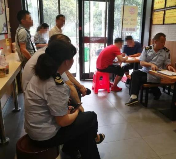 员工在餐厅地上摊面视频疯传 店方回应