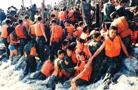 他是统领千军的铁血将军,因一张98年抗洪落泪照,感动无数中国人