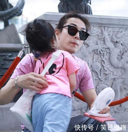 戚薇夫妇飞机甜蜜互喂芒果,一个细节暴露李承