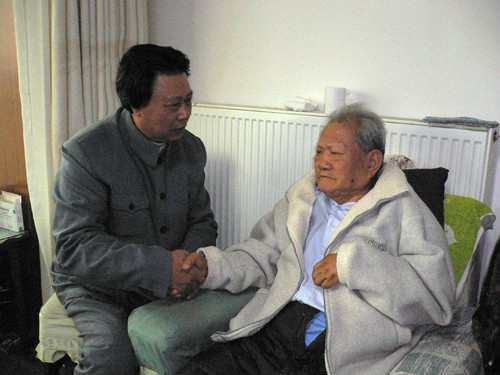 毛泽东卫士李银桥的罕见照,与毛主席的合影最