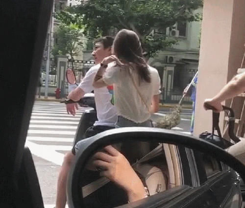 王思聪骑电动车载女网红,被路人认出搭讪,网友后座还缺人吗 必赢国际注册
