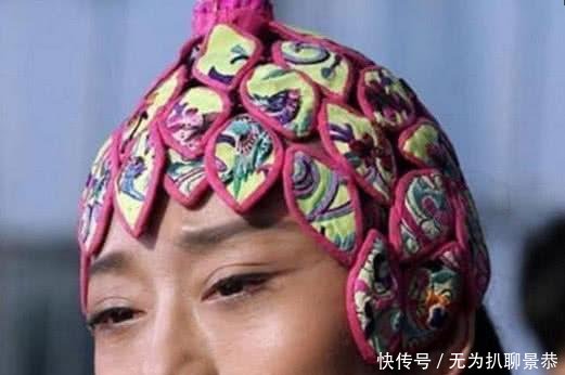 58岁杨丽萍出席活动近照, 这两个细节网友表示